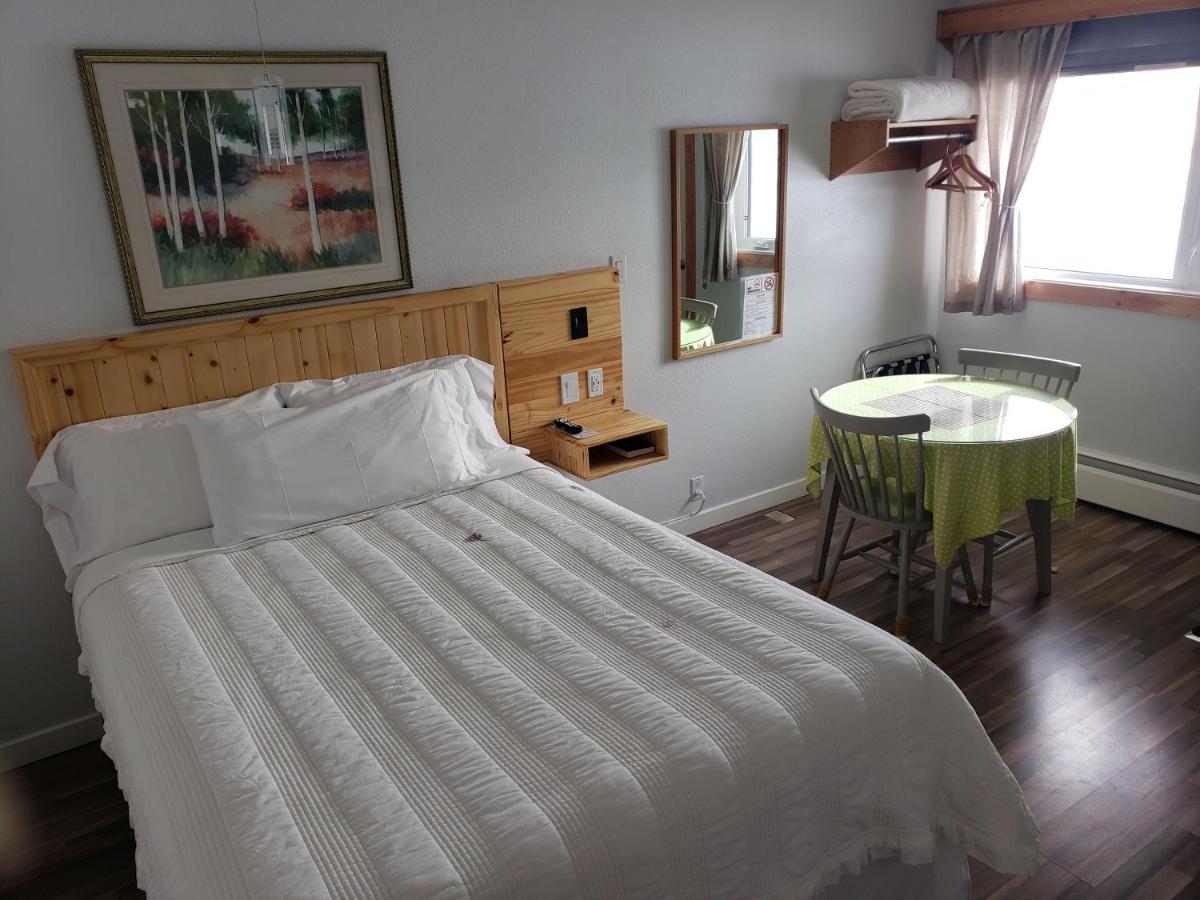 Quest Motel Whitewood Room photo