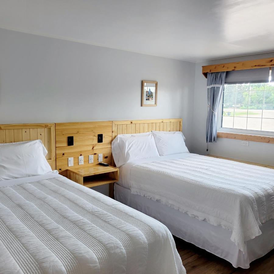 Quest Motel Whitewood Room photo