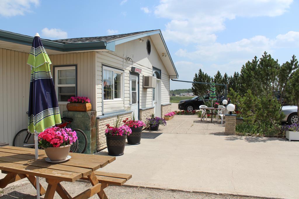 Quest Motel Whitewood Exterior photo